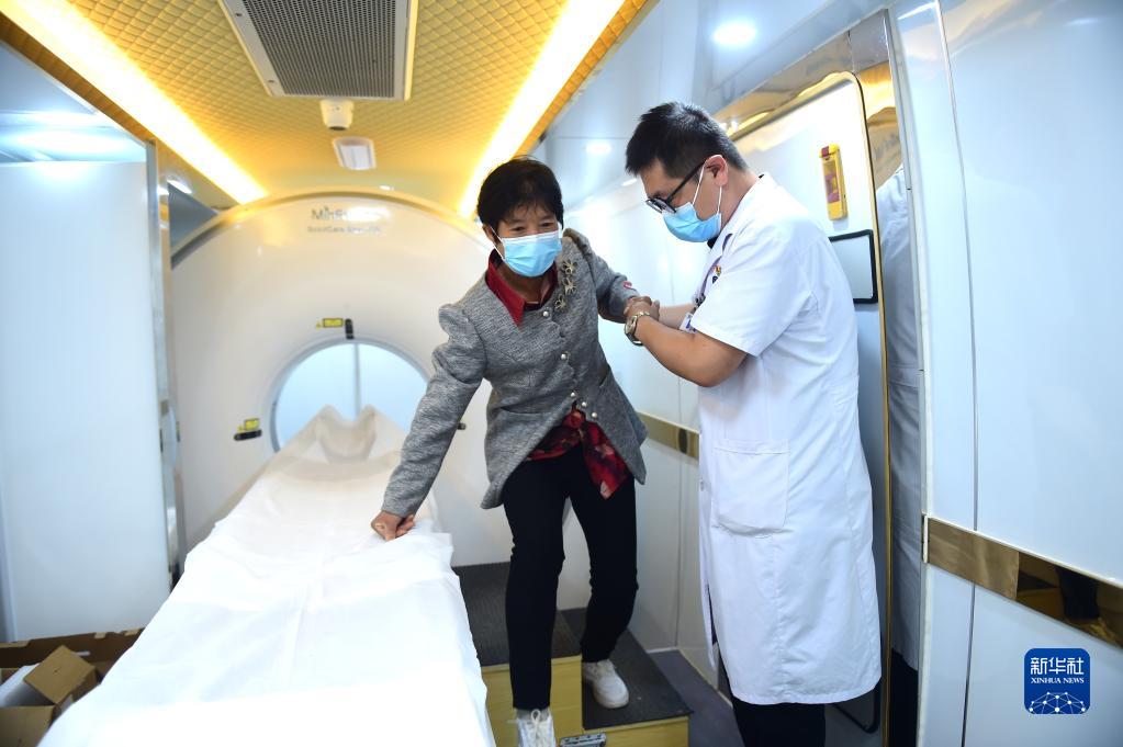 秋の収穫シーズンに農(nóng)村にやって來た無料診察チーム　河北省滄州