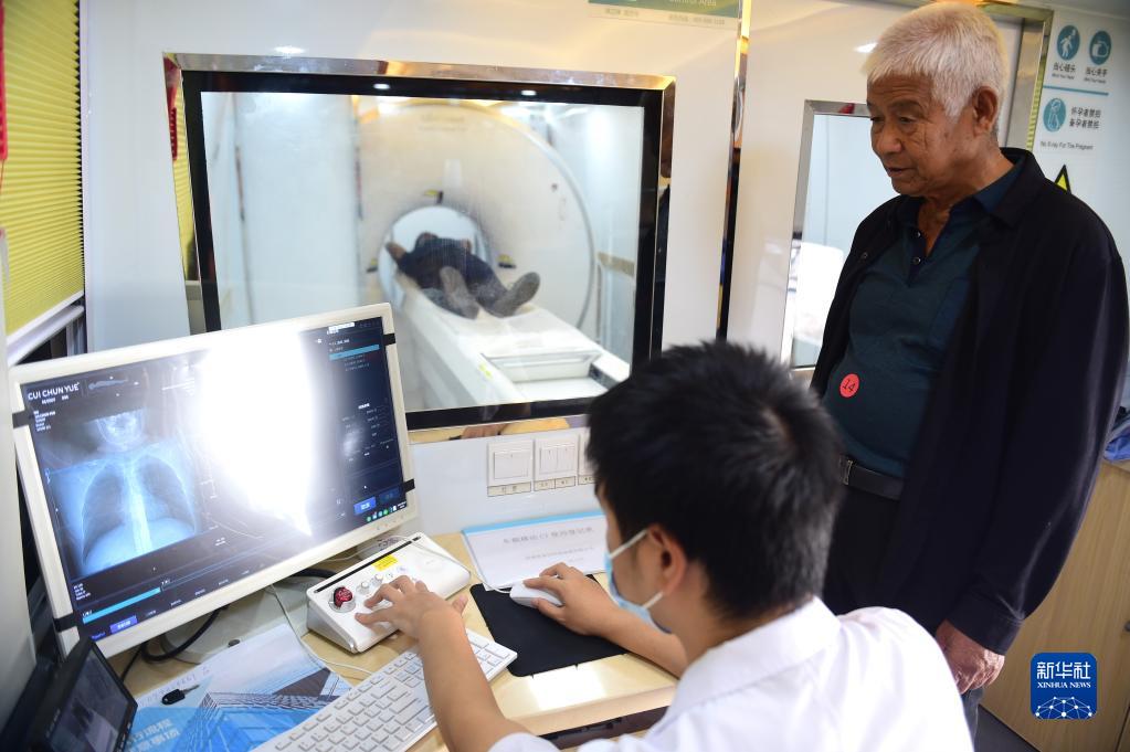 秋の収穫シーズンに農(nóng)村にやって來た無料診察チーム　河北省滄州