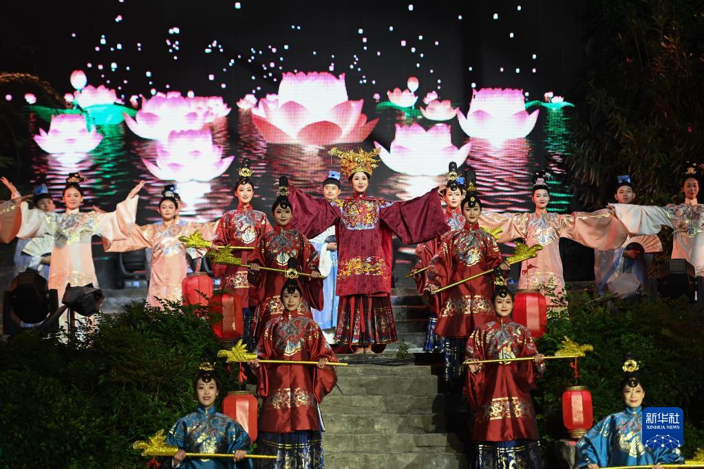 浙江省杭州市宋城景勝地で披露された「燈籠流しの祝福」のパフォーマンス（9月24日撮影?黃宗治）。