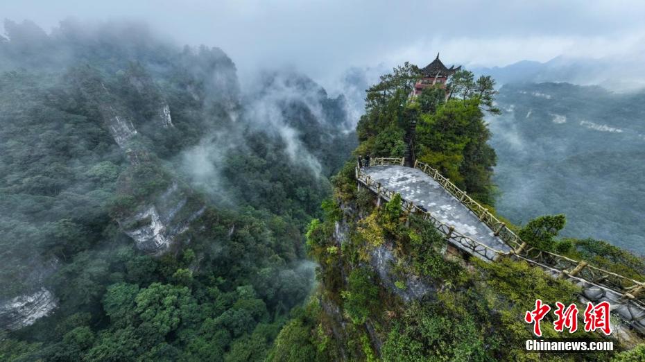 雨上がりの景色はまるで水墨畫の世界　貴州省の世界自然遺産?雲(yún)臺(tái)山