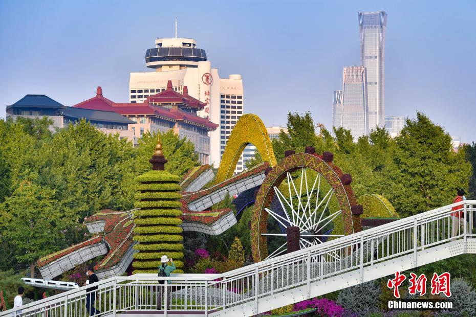 北京長(zhǎng)安街沿道に國(guó)慶節(jié)祝うテーマ花壇が登場(chǎng)