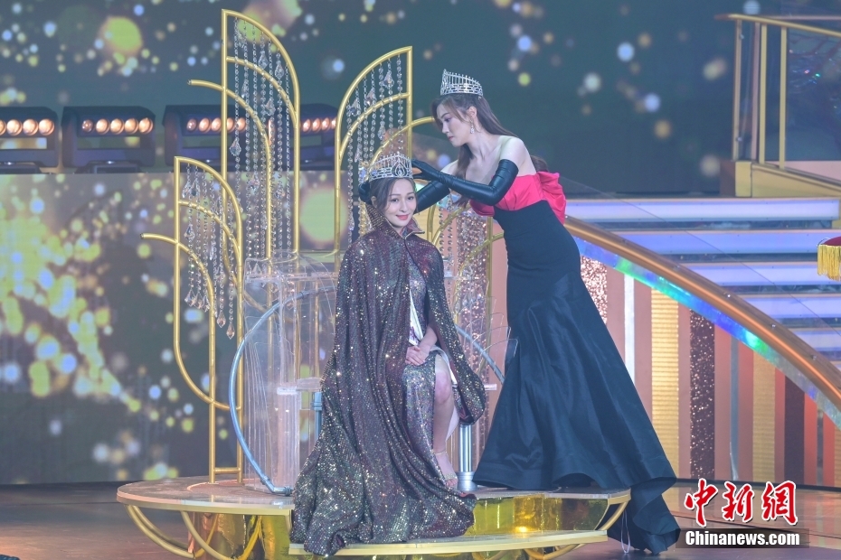 昨年度ミス香港の宋宛穎さん（寫真右）からクラウンをかぶせてもらう、「2022年ミス香港」の栄冠に輝いた林鈺洧さん（寫真左、撮影?陳永諾）。