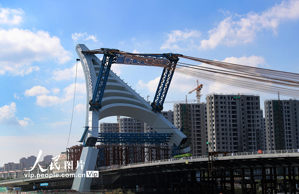 中國初の「A」字型鉄塔、垂直方向への回転作業(yè)が完了　山東省青島