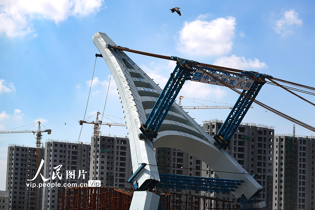 中國初の「A」字型鉄塔、垂直方向への回転作業(yè)が完了　山東省青島