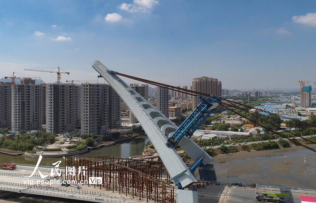 中國初の「A」字型鉄塔、垂直方向への回転作業(yè)が完了　山東省青島