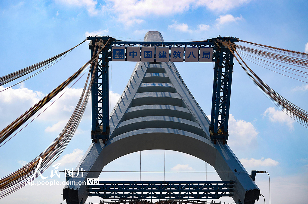 中國初の「A」字型鉄塔、垂直方向への回転作業(yè)が完了　山東省青島