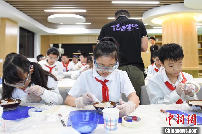 「文化財(cái)修復(fù)師」に変身！小學(xué)生が文化財(cái)修復(fù)を體験　重慶