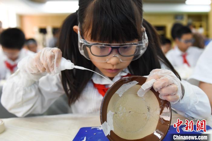 「文化財(cái)修復(fù)師」に変身！小學(xué)生が文化財(cái)修復(fù)を體験　重慶