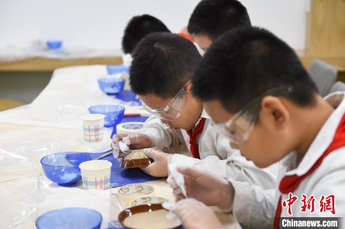 「文化財修復(fù)師」に変身！小學(xué)生が文化財修復(fù)を體験　重慶