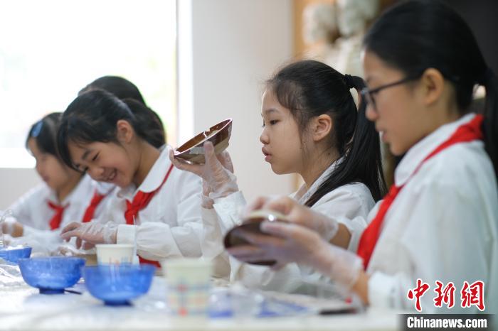 「文化財(cái)修復(fù)師」に変身！小學(xué)生が文化財(cái)修復(fù)を體験　重慶