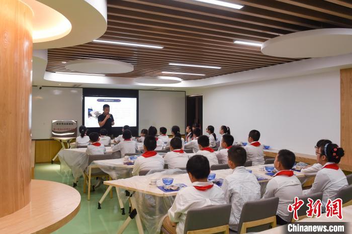 「文化財修復(fù)師」に変身！小學(xué)生が文化財修復(fù)を體験　重慶