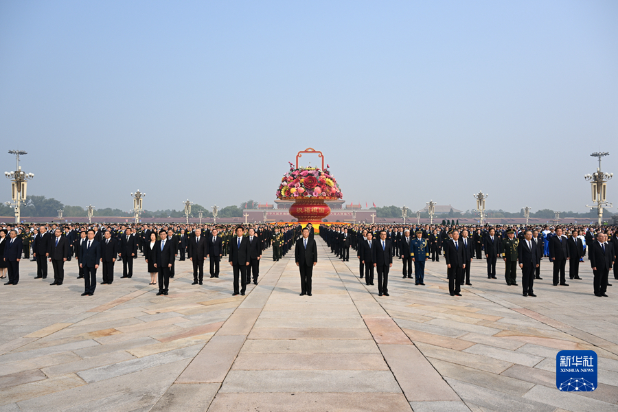 習(xí)近平総書(shū)記ら黨と國(guó)家の指導(dǎo)者が烈士記念日の人民英雄獻(xiàn)花式に出席
