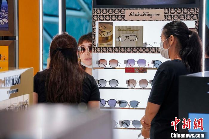 國慶節(jié)連休の初日　海南省?三亜國際免稅城に大勢(shì)の観光客