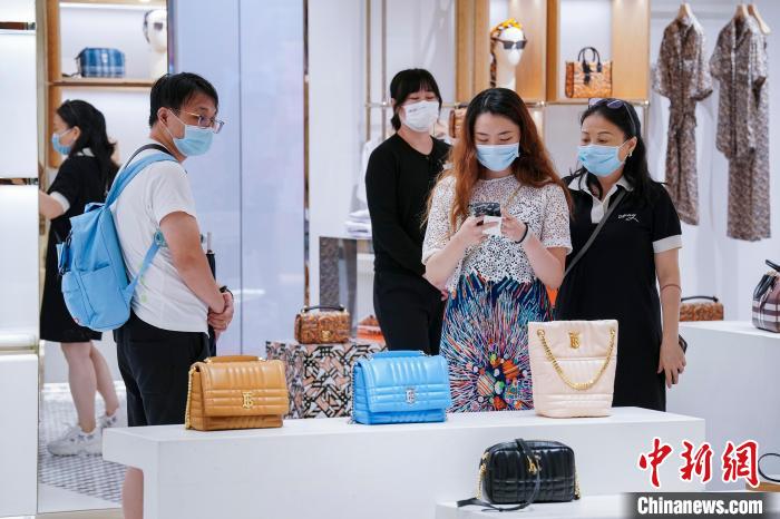 國慶節(jié)連休の初日　海南省?三亜國際免稅城に大勢(shì)の観光客