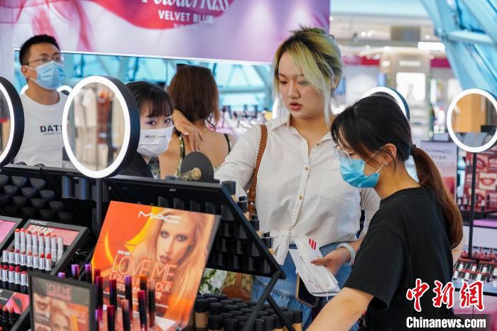 國(guó)慶節(jié)連休の初日　海南省?三亜國(guó)際免稅城に大勢(shì)の観光客