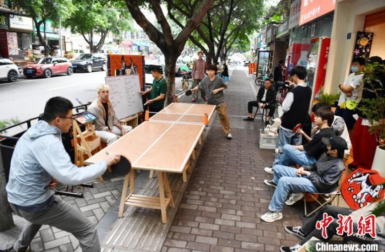 卓球テーマカフェで長テーブル使った卓球イベント　四川省
