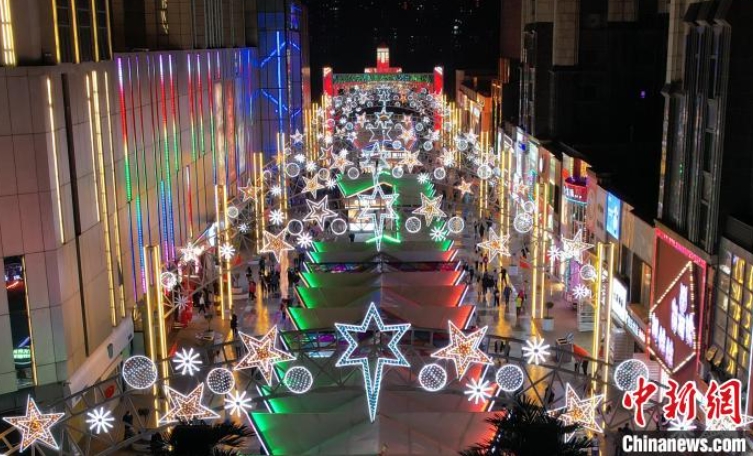 上空から捉えた火車頭歩行者天國の様子（ドローンによる撮影?翟羽佳）。