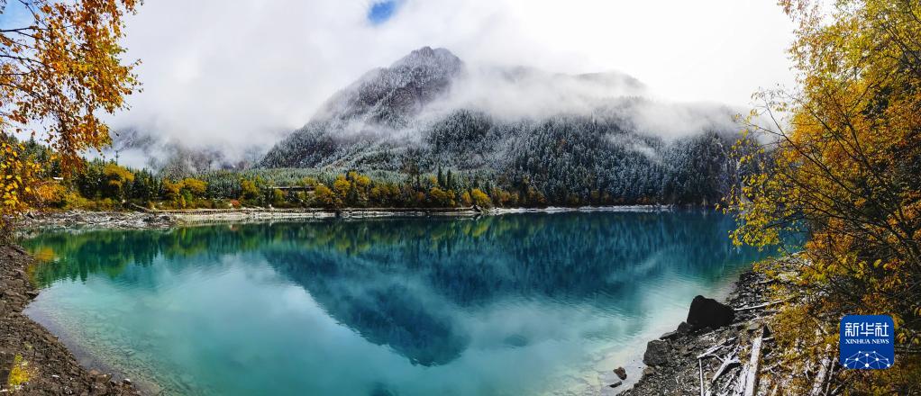 秋の初雪で幻想的な美しさたたえる九寨溝景勝地　四川省