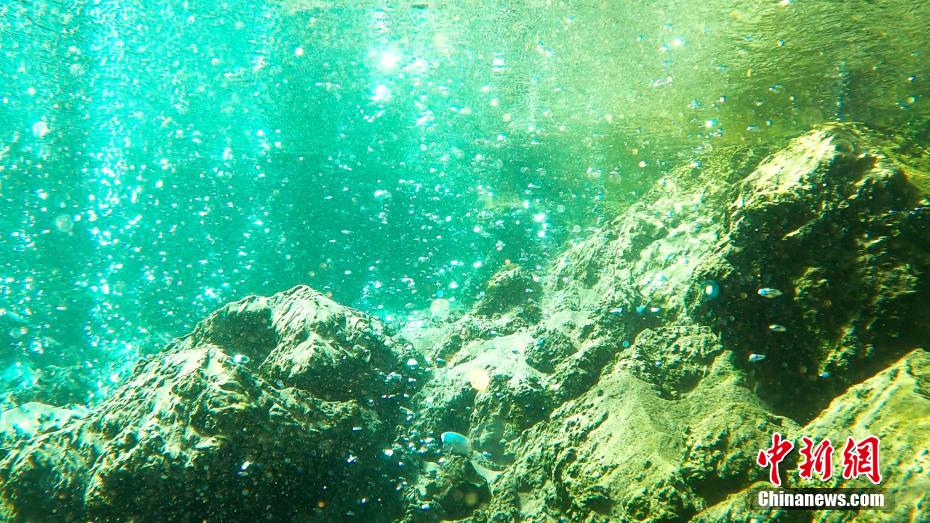 青海湖北岸にある「石の鍋」のような溫泉　青海省