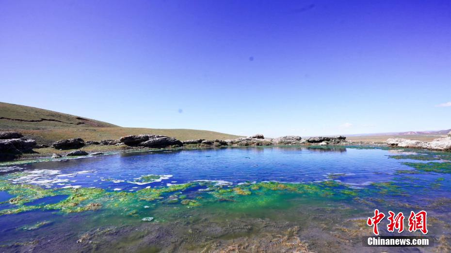青海湖北岸にある「石の鍋」のような溫泉　青海省