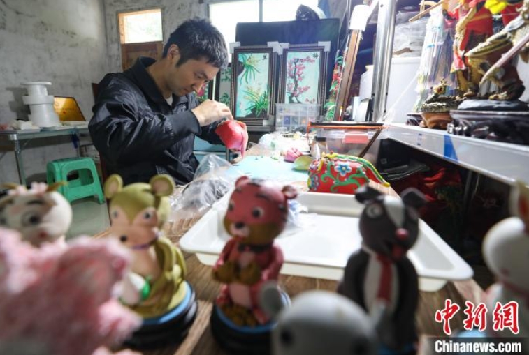 貴州省綏陽(yáng)市大路槽郷で、虎をかたどった麺雕作品を制作する詹躍さん（10月8日撮影?瞿宏倫）。