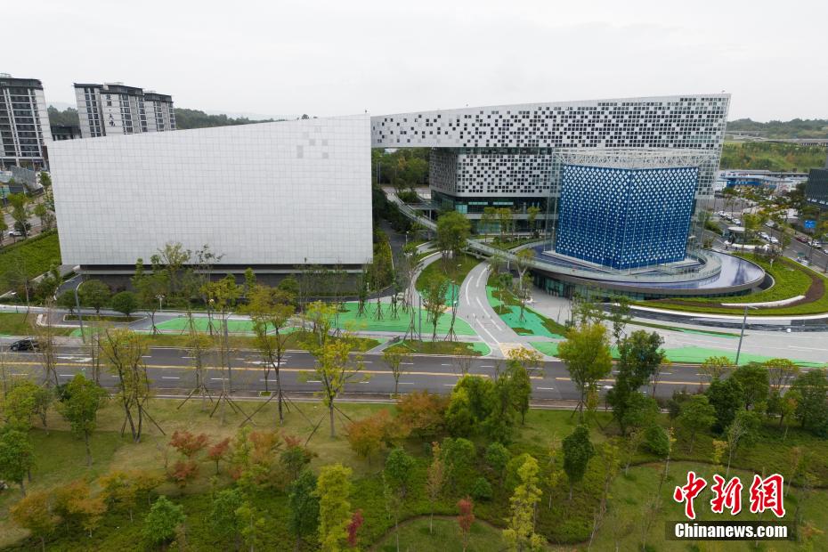 四川省成都市興隆湖畔にある國(guó)家スーパーコンピューター（スパコン）成都センター（撮影?張浪）。