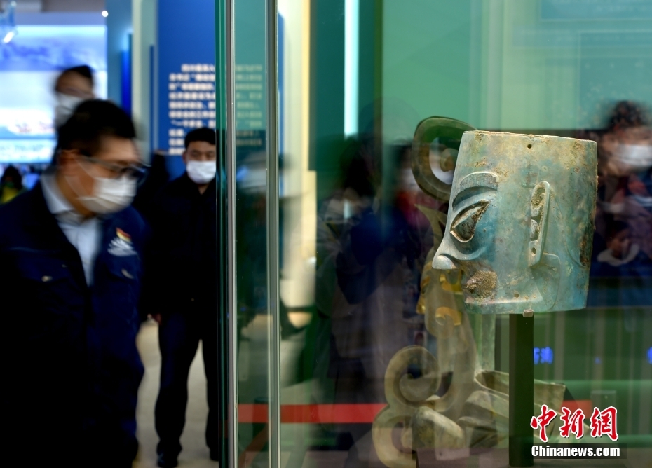 三星堆で出土した青銅人頭像が「奮進(jìn)新時(shí)代」テーマ成果展で初公開