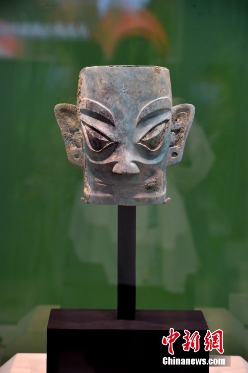 三星堆で出土した青銅人頭像が「奮進(jìn)新時(shí)代」テーマ成果展で初公開