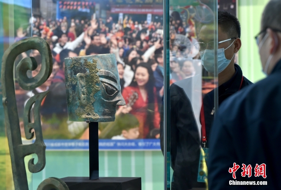 三星堆で出土した青銅人頭像が「奮進(jìn)新時代」テーマ成果展で初公開