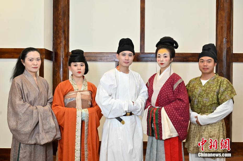 中國伝統(tǒng)民族衣裝の美を再現(xiàn)する漢服復(fù)元チームの若者たち　広西