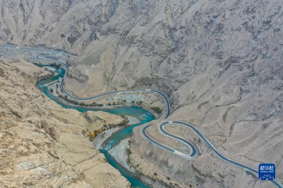 【中國のこの10年】新疆、道路6.22萬kmが新たに建設(shè)