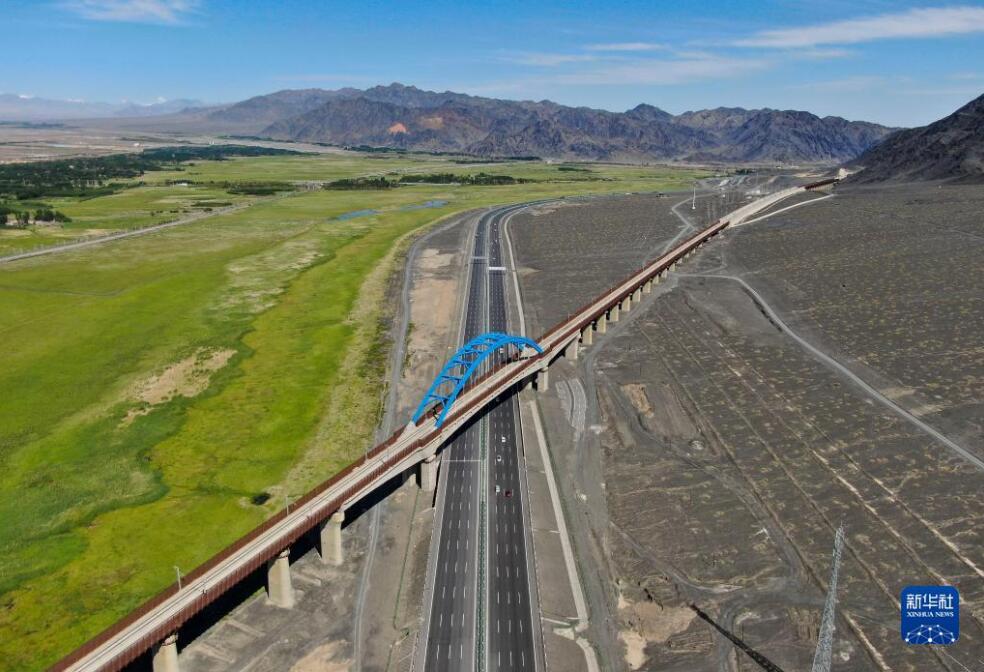 【中國(guó)のこの10年】新疆、道路6.22萬(wàn)kmが新たに建設(shè)