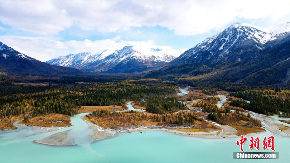 秋深まりカラフルな景色広がる喀納斯景勝地　新疆