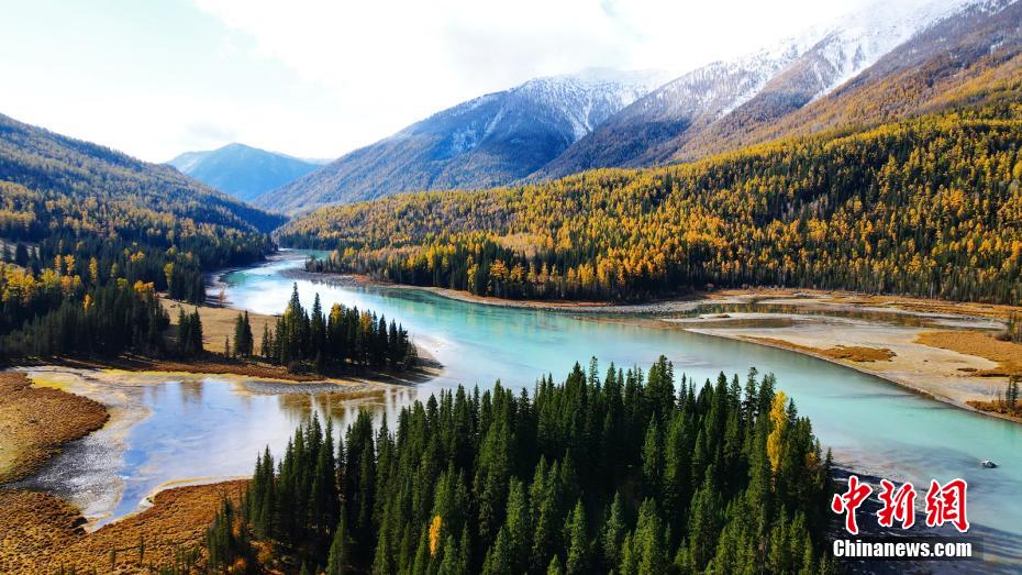 秋深まりカラフルな景色広がる喀納斯景勝地　新疆