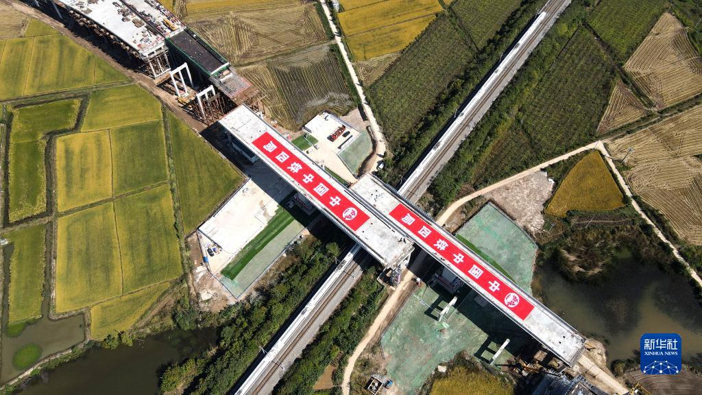 上海-成都鉄道橫斷橋で重量1萬トン級の回転架設(shè)が無事完了　安徽省