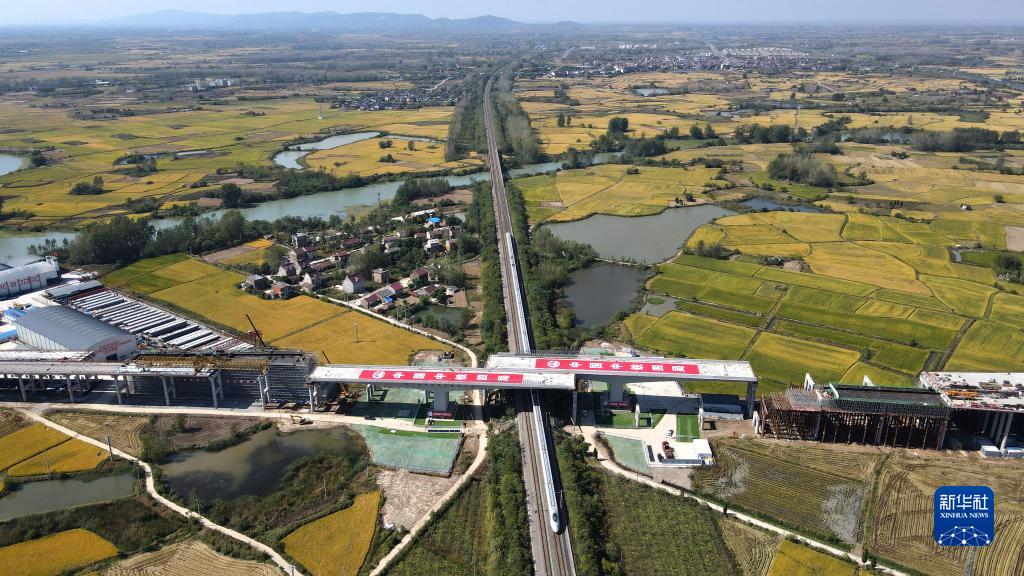 上海-成都鉄道橫斷橋で重量1萬(wàn)トン級(jí)の回転架設(shè)が無(wú)事完了　安徽省