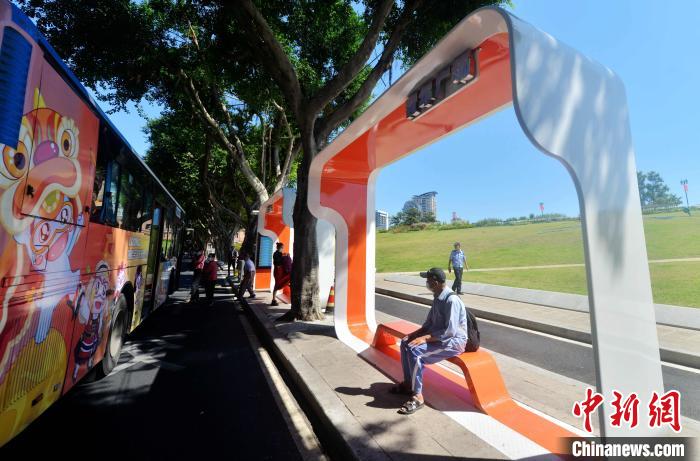 オシャレ度高めなバス?！盖嗄陰趫?chǎng)」でバスを待つ福州市民（撮影?張斌）。