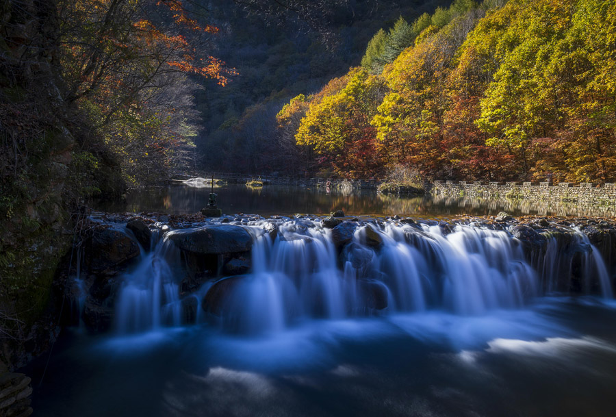 風(fēng)情豊かな大石湖の秋景色　遼寧省本渓
