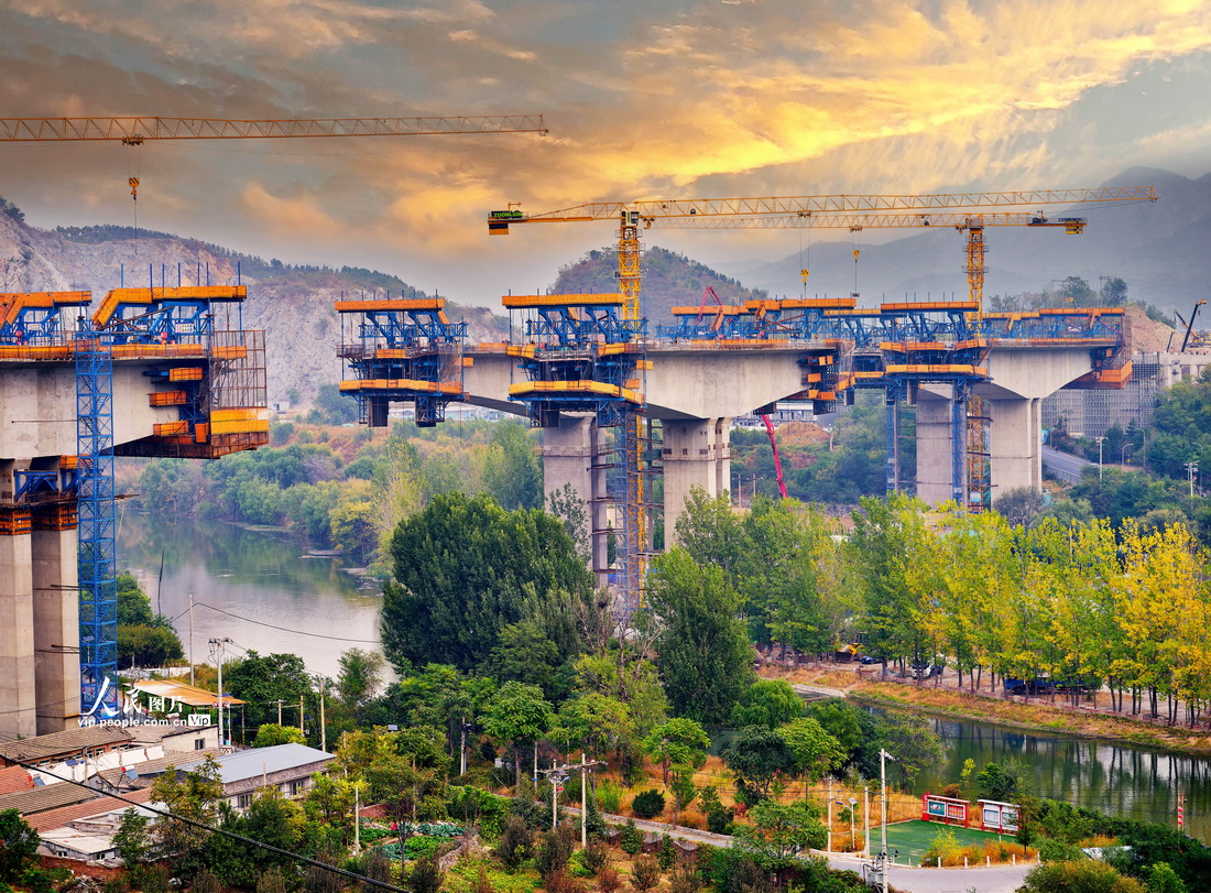 工事中の國道109號新線高速道路（撮影?史家民/寫真著作権は人民図片が所有のため転載禁止）。