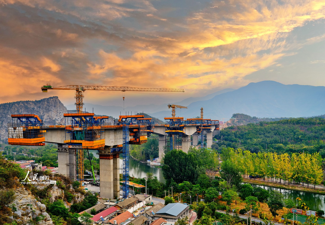 急ピッチで進(jìn)む國(guó)道109號(hào)新線高速道路建設(shè)工事　北京