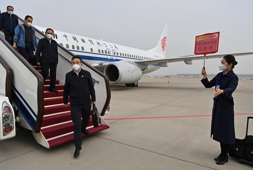 第20回黨大會の代表が続々と北京に到著