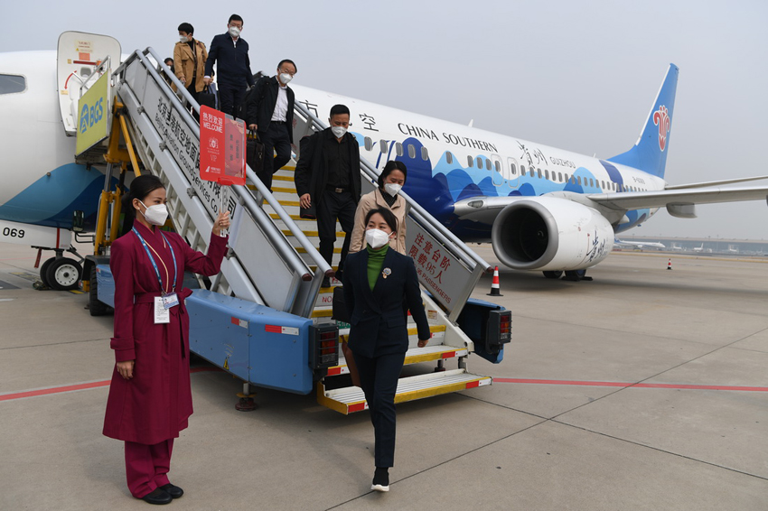 第20回黨大會(huì)の代表が続々と北京に到著