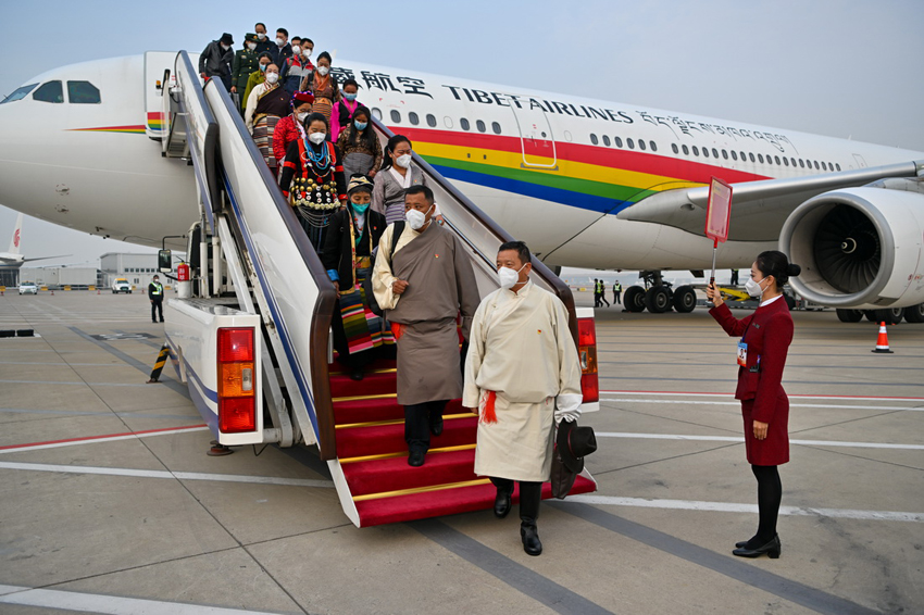 第20回黨大會の代表が続々と北京に到著