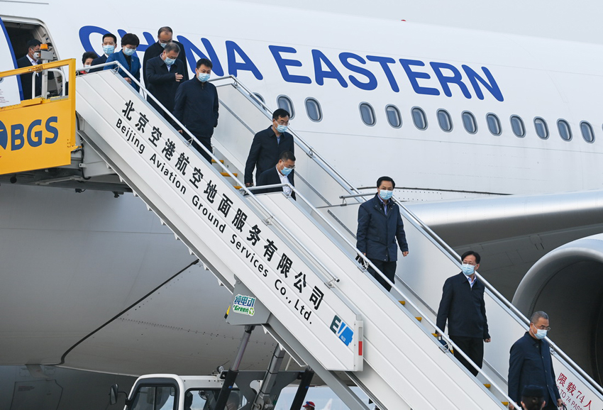 第20回黨大會の代表が続々と北京に到著