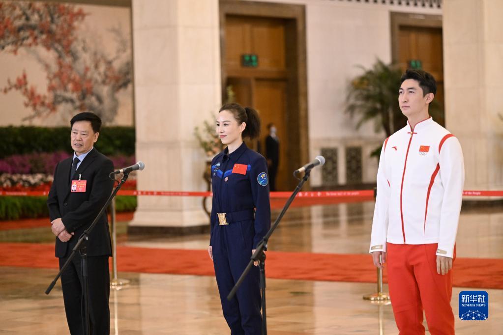 第20回黨大會開幕會議を前に取材を受ける朱有勇、王亜平、武大靖ら各代表（寫真左から右、撮影?金良快） 