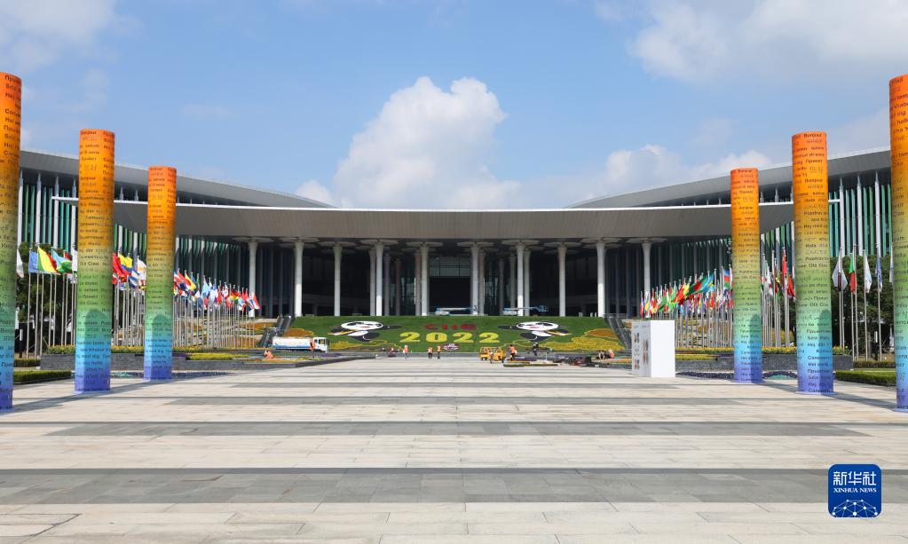 國家會展中心（上海）南広場で、生花の飾り付け作業(yè)を進めるスタッフ（10月15日撮影?方喆）。