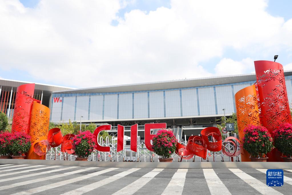 屋外の飾り付け作業(yè)が急ピッチで進む第5回輸入博會場　上海