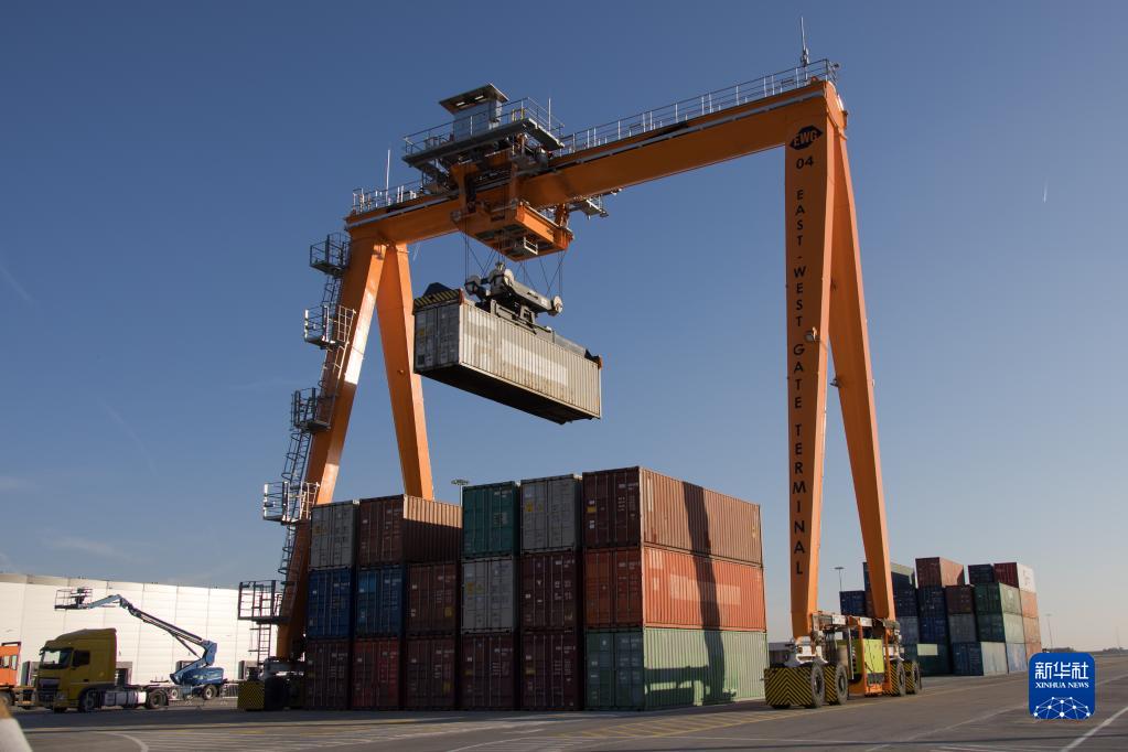 10月18日、ハンガリー?フェーニェシュリトケの東西ゲートターミナルで5G技術(shù)による遠(yuǎn)隔操作でコンテナを運搬するガントリークレーン。