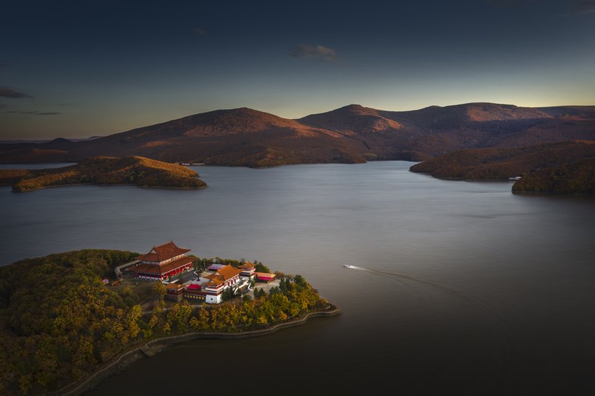 色鮮やかな秋景色広がる鏡泊湖　黒竜江省