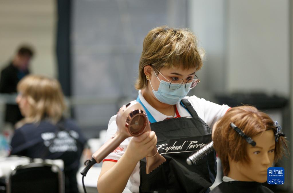 フィンランドの首都ヘルシンキで開幕した2022年技能五輪國際大會（特別開催）フィンランド大會で、「理容」職種に出場した杭州軽工技師學(xué)院の沈文青選手（10月20日撮影）。